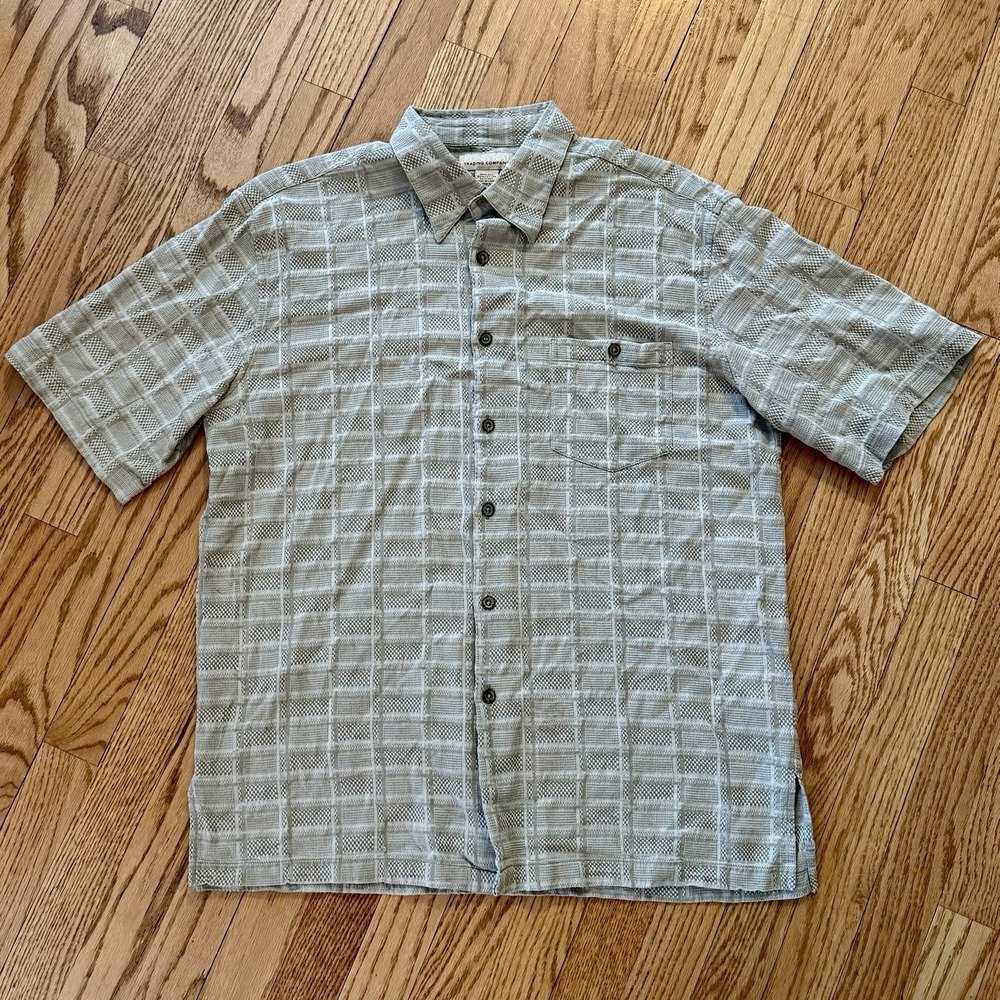 Casual Short-Sleeve Button-Down Shirt in Light Gray Plaid